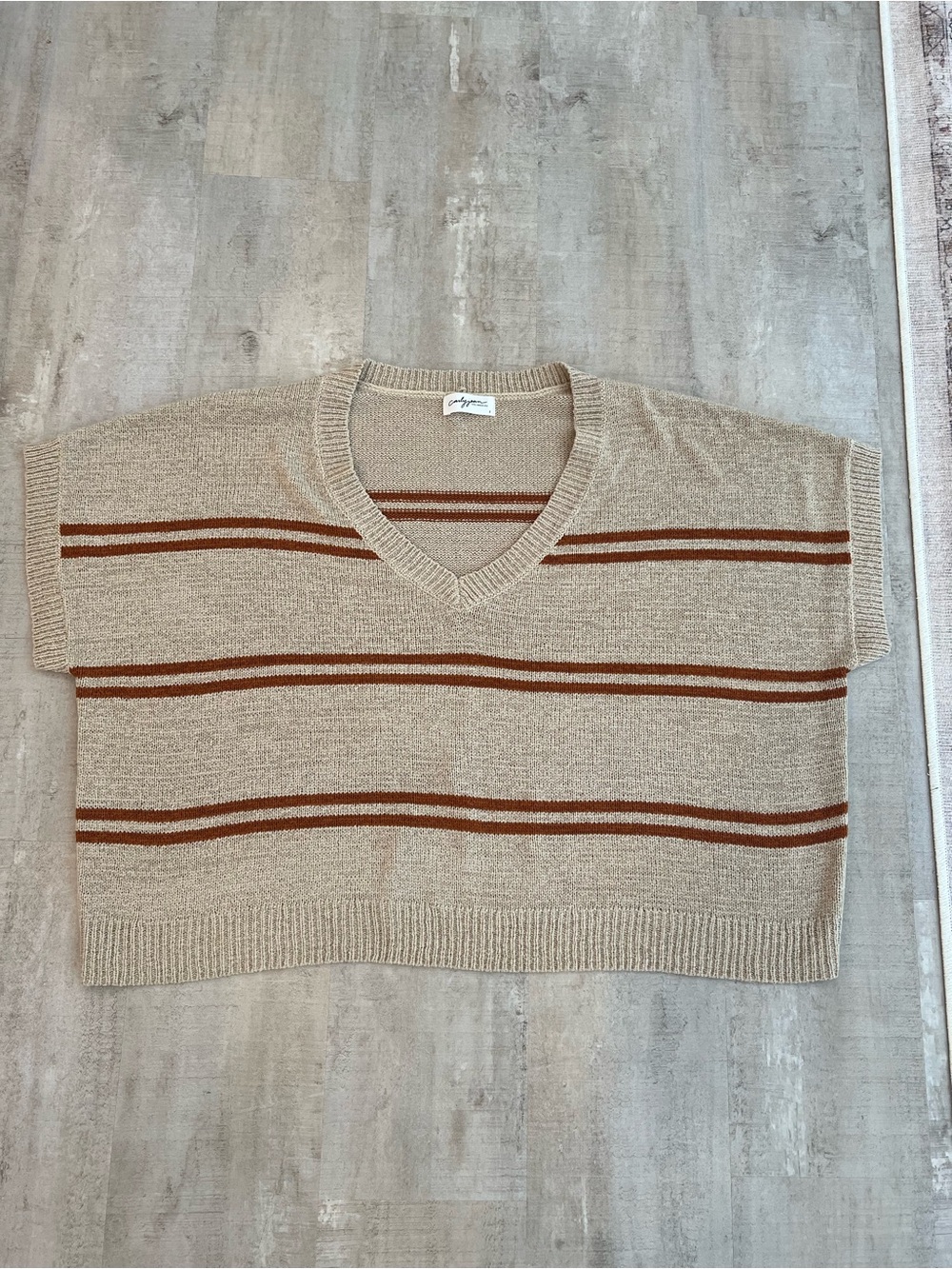 Carly Jean Los Angeles Beige Knit V‑Neck Stripe Sweater Tee with Rust Stripes
